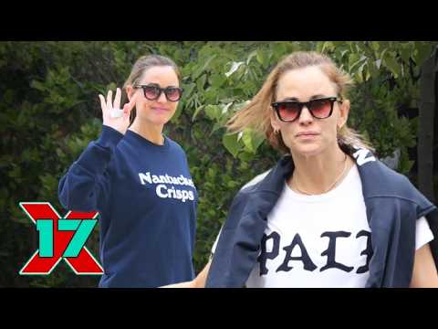 Jennifer Garner Shows Off Playful “PALE” Tee As A Nod To Daughter Violet’s College Jennifer Garner Shows Off Playful "PALE" Tee As A Nod To Daughter Violet's College