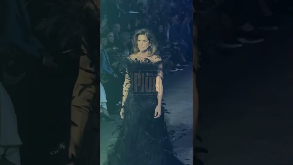 Cindy Crawford sa v 60-ke vrátila na mólo: Všetkým padla sánka. Aj bez plastík na to stále má! Cindy Crawford sa v 60-ke vrátila na mólo: Všetkým padla sánka. Aj bez plastík na to stále má!