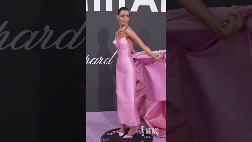 A hot new bombshell has entered the carpet. 🩷 Maura Higgins arrives in style at the amfAR Gala.