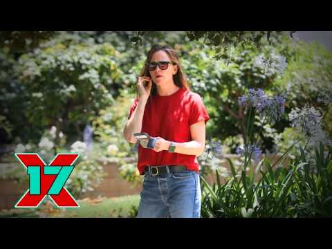 Jennifer Garner Appears Lost While Arriving At A Friend's House