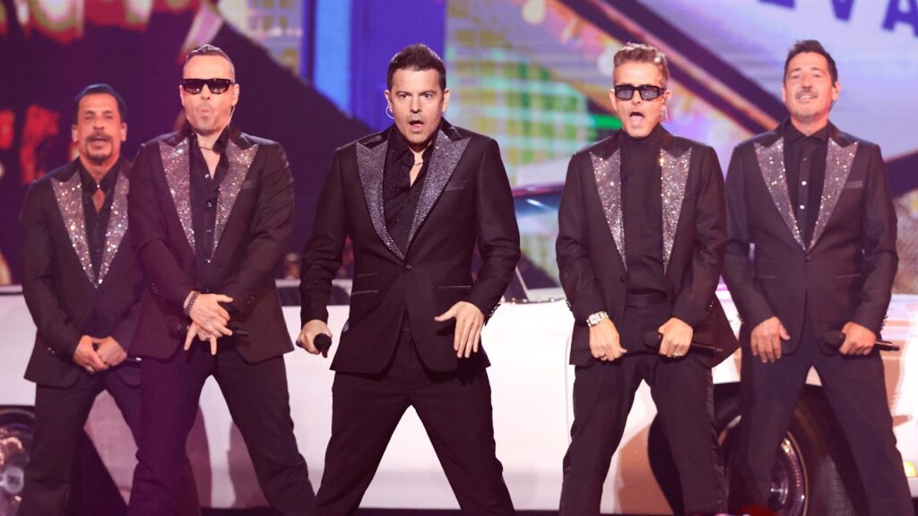 New Kids on the Block STEAL A CAR in Sin City-Themed AMAs Performance New Kids on the Block STEAL A CAR in Sin City-Themed AMAs Performance
