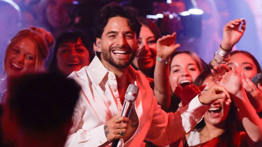 AMAs 2026: Maluma Gets Audience DANCING With Tu Recuerdo Performance