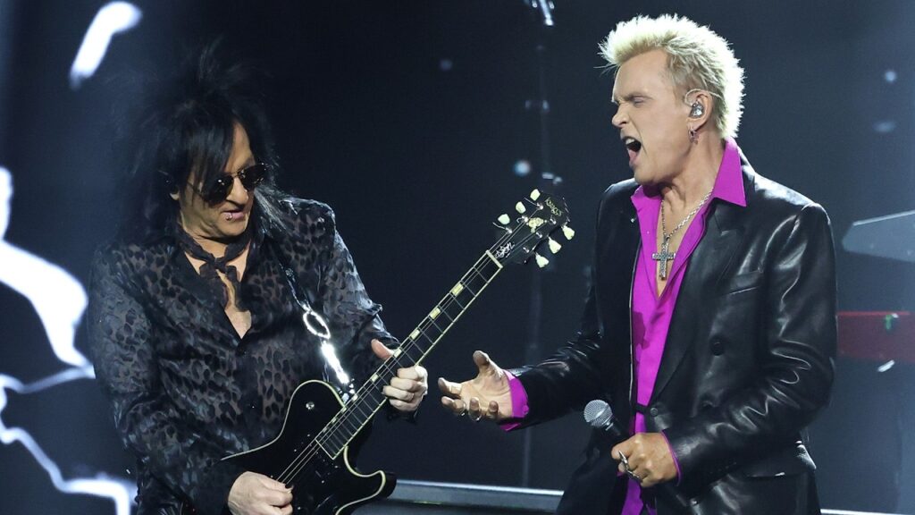 Billy Idol ROCKS 2026 AMAs After Lifetime Achievement Honor