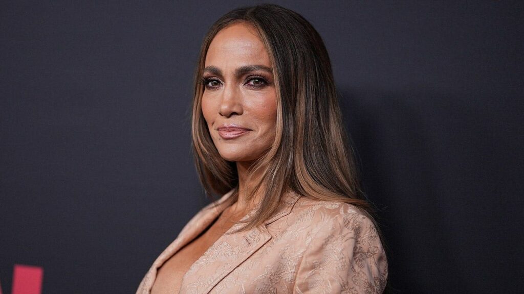 Jennifer Lopez shows off toned abs in white string bikini on Memorial Day Jennifer Lopez shows off toned abs in white string bikini on Memorial Day