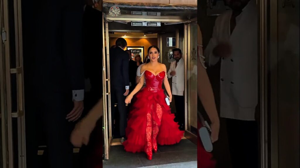 Salma Hayek stealing the spotlight 🌟 #salma
