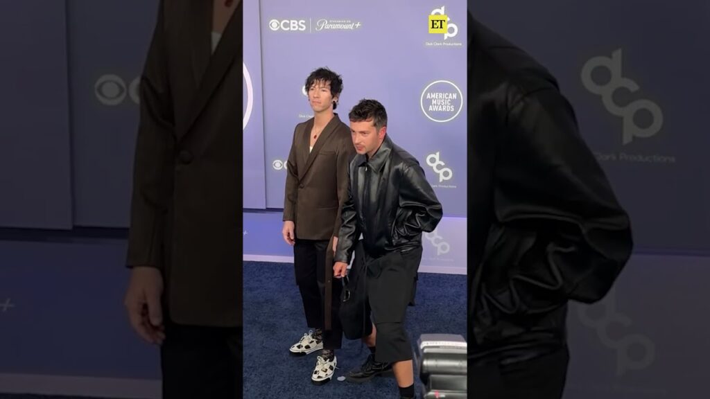 Twenty One Pilots look effortlessly cool on the #AMAS carpet. 😎 #twentyonepilots