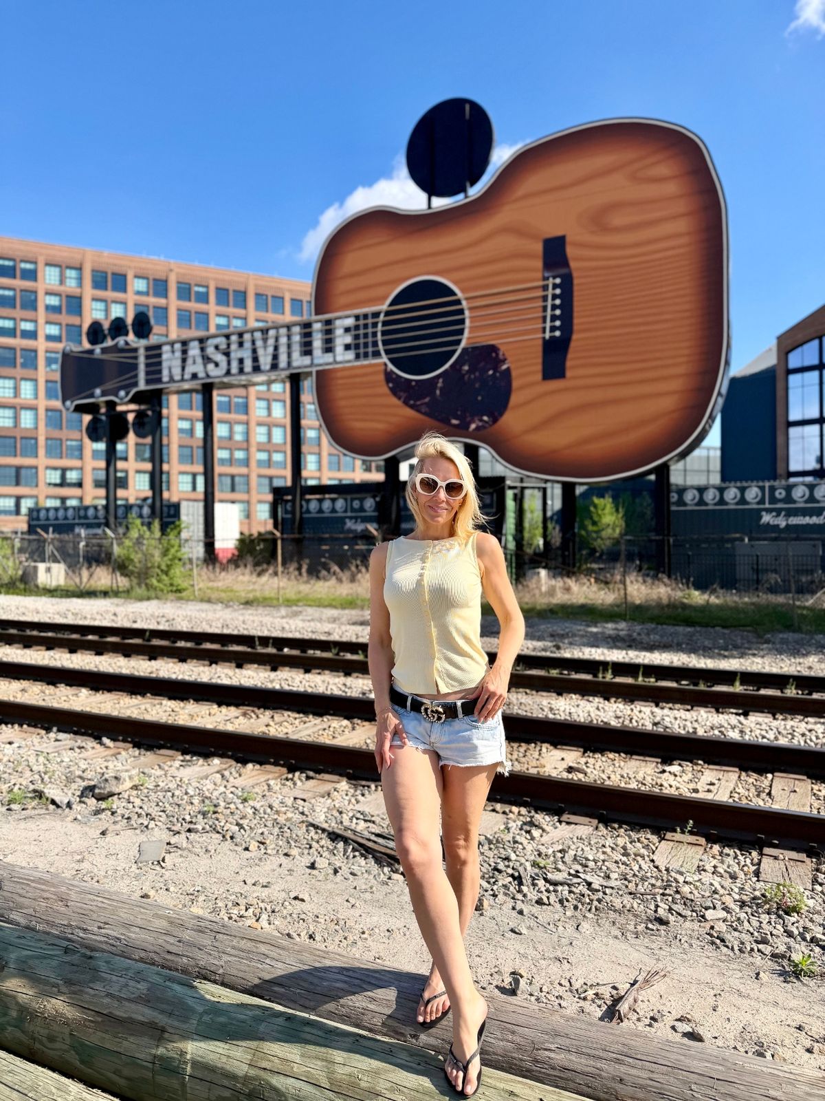 laura hamilton in front of a giant guitar sculpture in nashville 