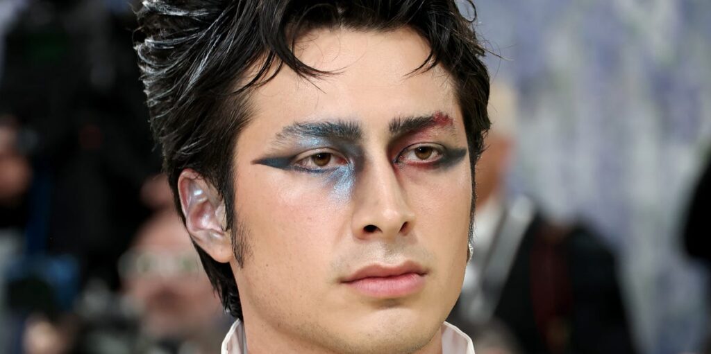 Hudson Williams Wears “Black Swan”-Inspired Eyeliner to the 2026 Met Gala