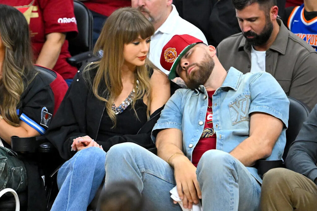 All the Adorable Photos of Taylor Swift and Travis Kelce Sitting Courtside All the Adorable Photos of Taylor Swift and Travis Kelce Sitting Courtside