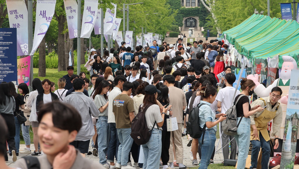 Students are crowded at a university festival. Maekyung DB
