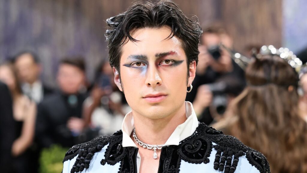 In Defense of Hudson Williams’s ‘Messy’ Met Gala Makeup