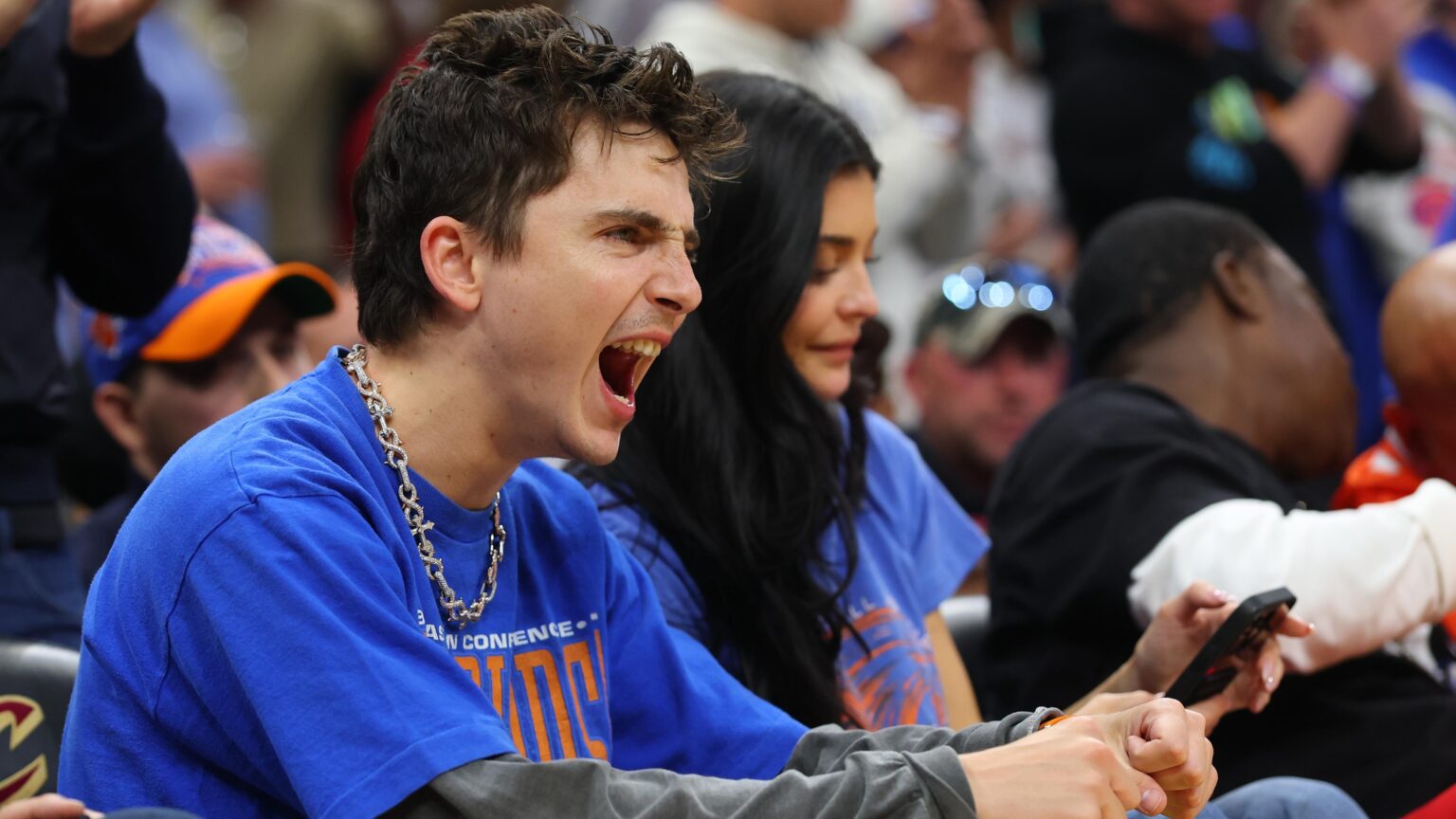 Watch Timothee Chalamet, Spike Lee, Tracy Morgan, More Celebrate Knicks Reaching NBA Finals Watch Timothee Chalamet, Spike Lee, Tracy Morgan, More Celebrate Knicks Reaching NBA Finals