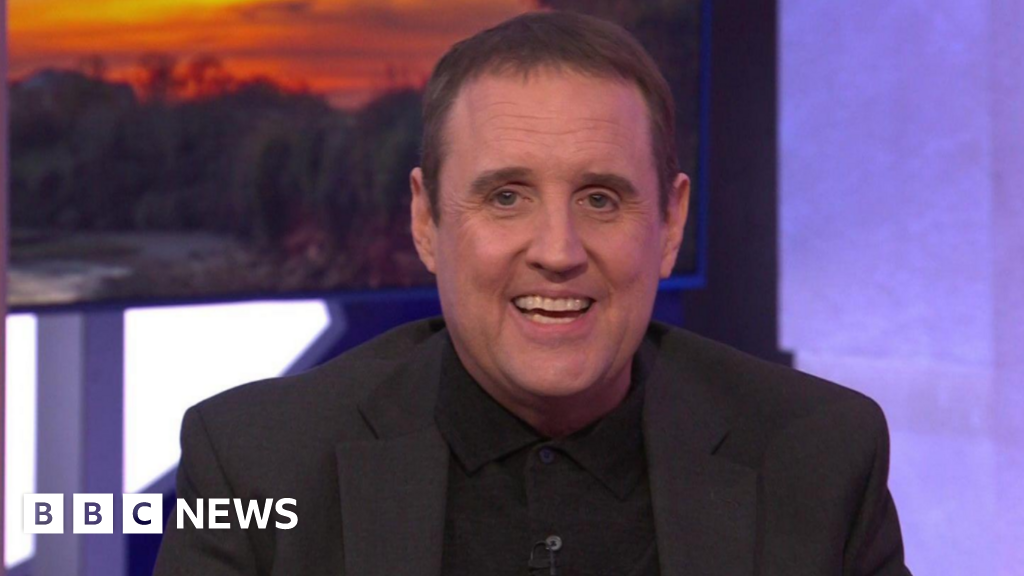 Peter Kay show evacuated due to 'suspicious bag' - BBC