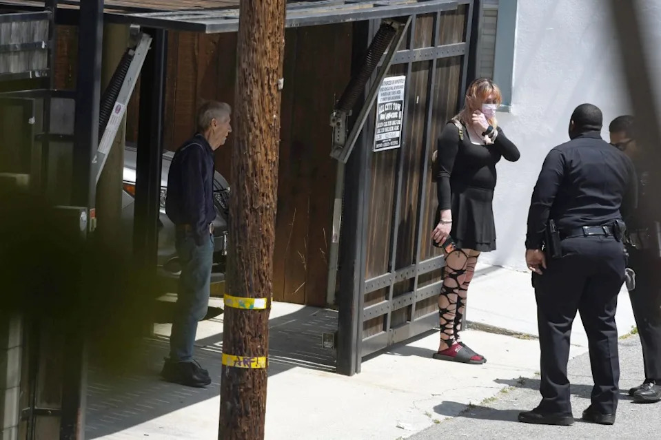Paul Hogan and an unidentified woman were seen providing information to police officers on Friday. Daniel Shapiro / CA Post