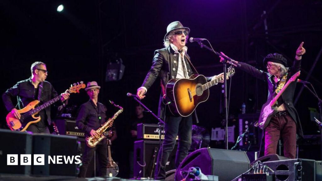 Mott the Hoople’s Ian Hunter to get a plaque in Oswestry Paul Page, James Mastro, Ian Hunter and Ariel Bender of Mott The Hoople performing live on stage. Hunter is at a microphone