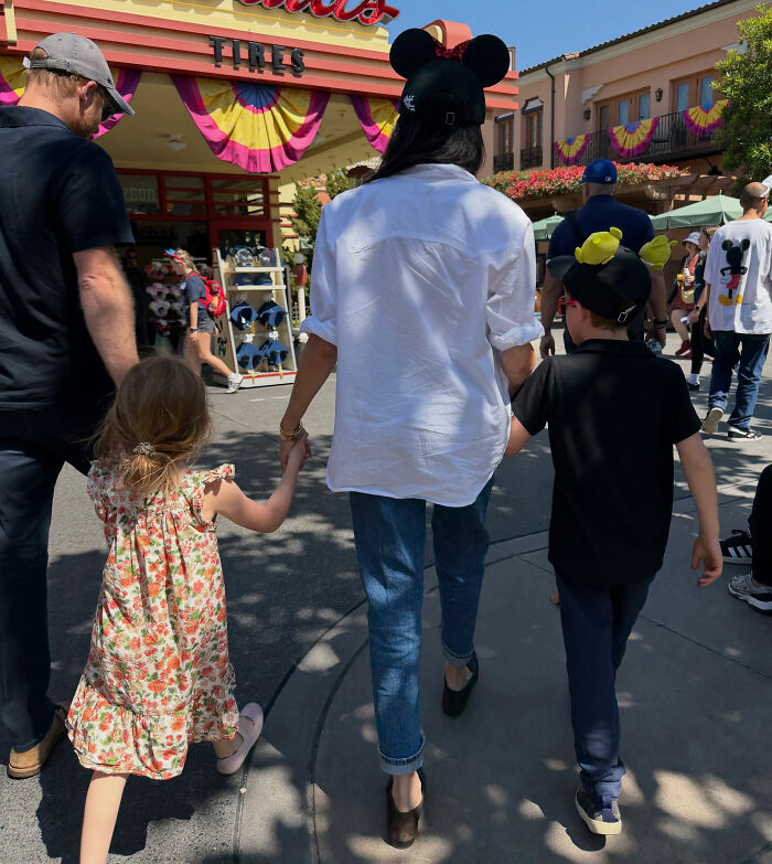 "I'm Confused": Meghan Markle's Disneyland Pics Raise Suspicion After Fans Notice Glaring Contradictions "I'm Confused": Meghan Markle's Disneyland Pics Raise Suspicion After Fans Notice Glaring Contradictions