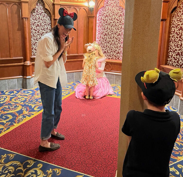"I'm Confused": Meghan Markle's Disneyland Pics Raise Suspicion After Fans Notice Glaring Contradictions "I'm Confused": Meghan Markle's Disneyland Pics Raise Suspicion After Fans Notice Glaring Contradictions