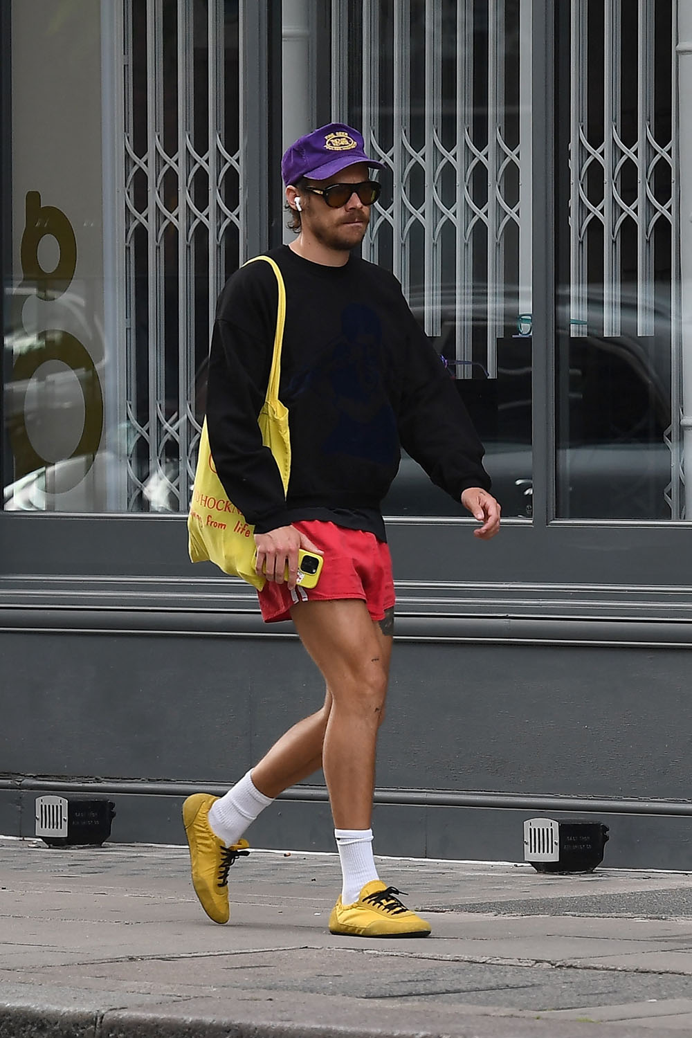 Celebrity baseball hat outfit.