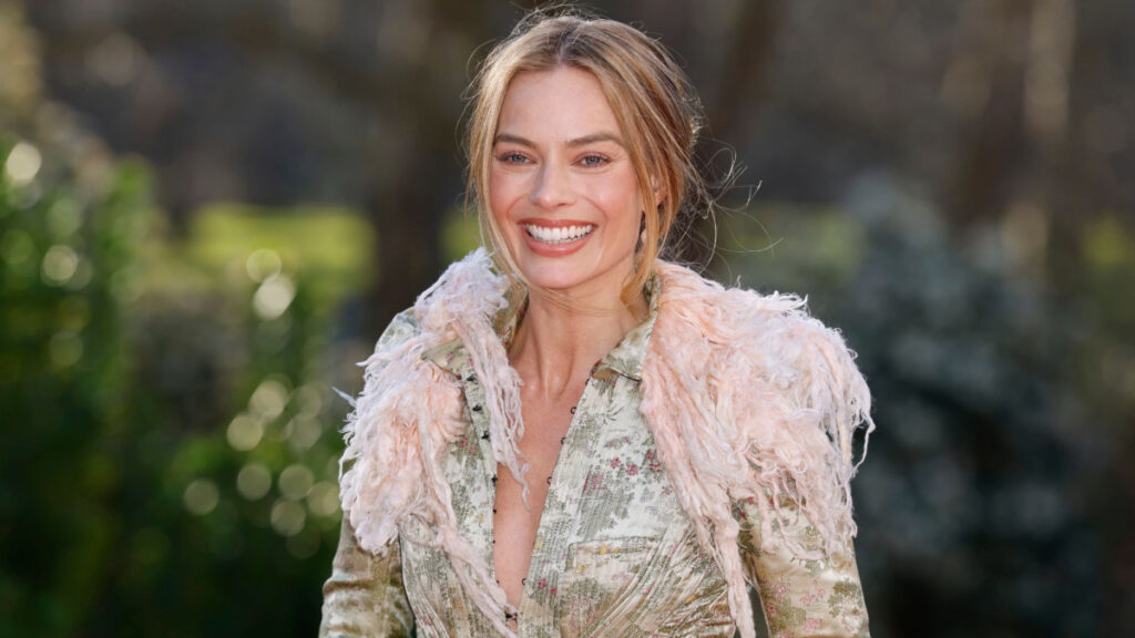 Margot Robbie’s Heartwarming Gesture Toward a Deaf Fan Resurfaces Online