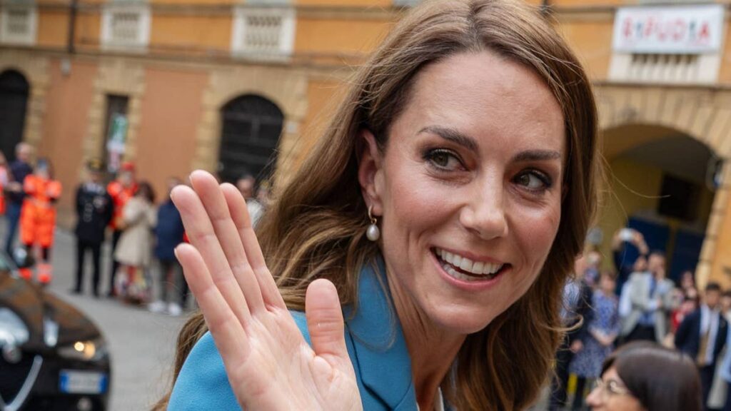 Did Kate Middleton suffer the same faux pas Queen Camilla did 2 weeks ago? Did Kate Middleton suffer the same faux pas Queen Camilla did 2 weeks ago?