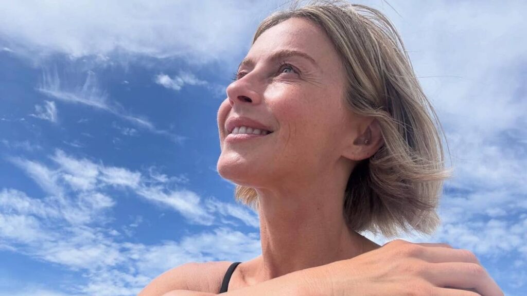 Bikini-clad Julianne Hough displays incredible physique in stunning vacation pics
