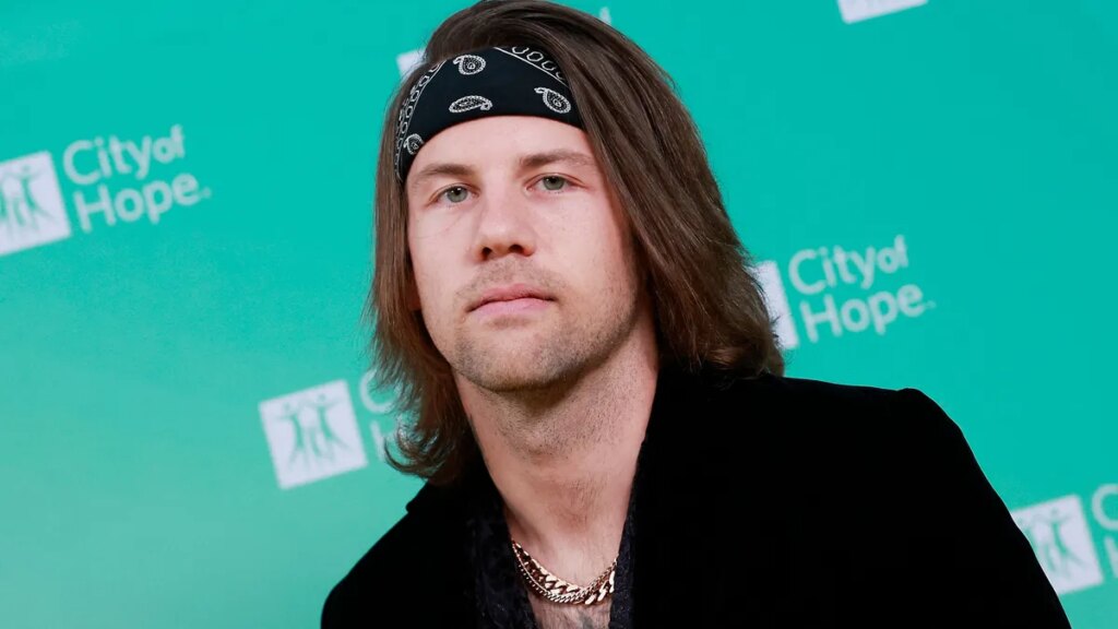 Beartooth singer Caleb Shomo comes out as gay, wife reacts