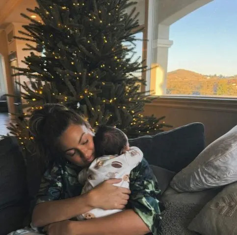 Tori Kelly and her babyCredit: tori kelly/instagram