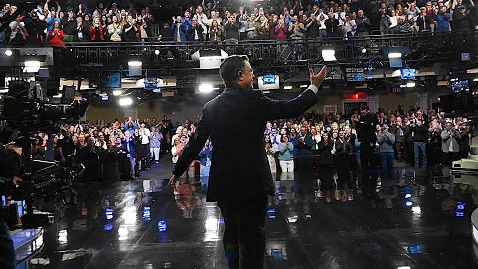  Stephen Colbert steps out onto the Late Show stage and waves at the audience one final time. . 