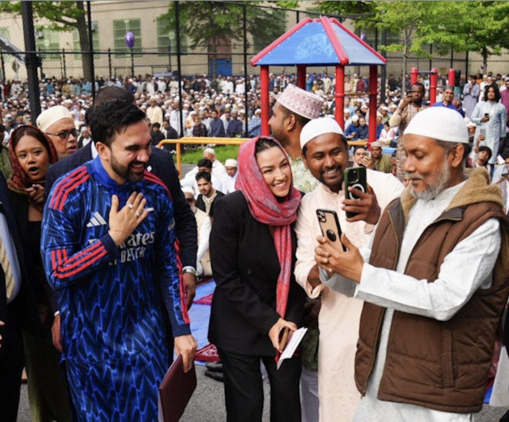 New York Mayor Zohran Mamdani spotted wearing an Arsenal thobe at Eid prayers this morning