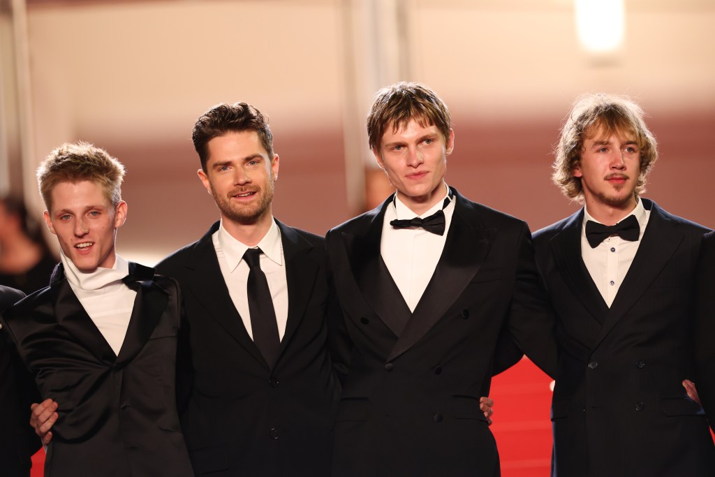 Lukas Dhont’s ‘Coward’ Gets 13-Minute Ovation In Cannes Debut Lukas Dhont's 'Coward' Gets 13-Minute Ovation In Cannes Debut