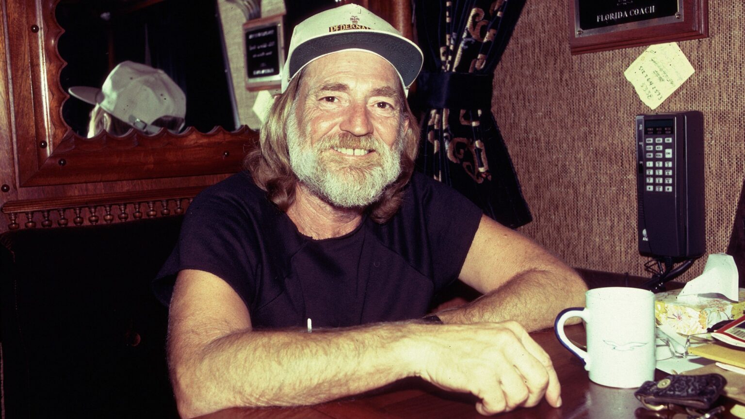Revisit a Nearly Unrecognizable Willie Nelson Performance From His Crooner Days