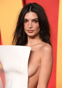 BEVERLY HILLS, CALIFORNIA - MARCH 10: Emily Ratajkowski arrives at the 2024 Vanity Fair Oscar Party Hosted By Radhika Jones at Wallis Annenberg Center for the Performing Arts on March 10, 2024 in Beverly Hills, California. (Photo by Steve Granitz/FilmMagic)