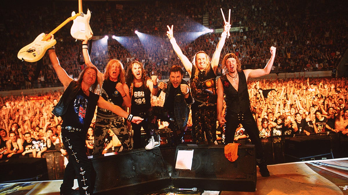 Iron Maiden band members Janick Gers, Steve Harris, Dave Murray, Bruce Dickinson, Nicko McBrain, and Adrian Smith posing on stage at Palacio Vistalegre