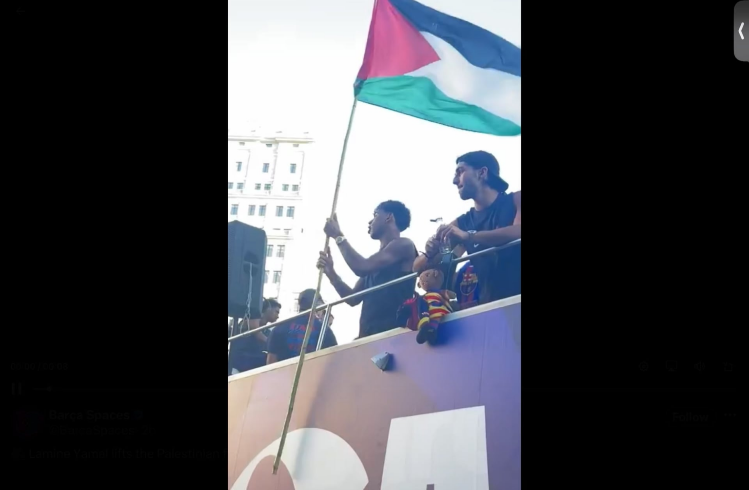Lamine Yamal raises Palestine’s flag during FC Barcelona’s league title parade