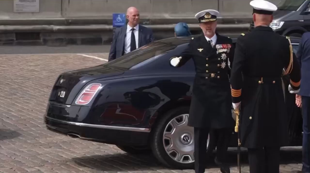 King Frederik and Queen Mary officially boarded the royal ship Dannebrog, which sailed from Copenhagen to Helsingør, where they were received at Kronborg Castle