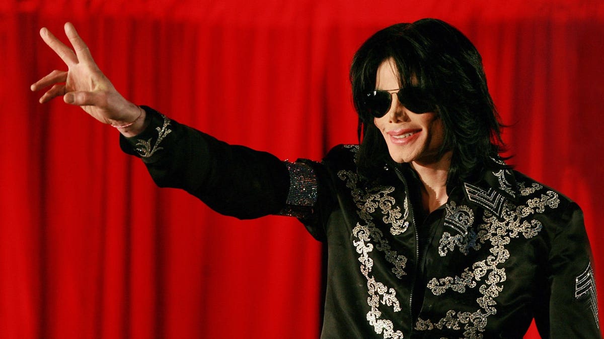 Michael Jackson waves
