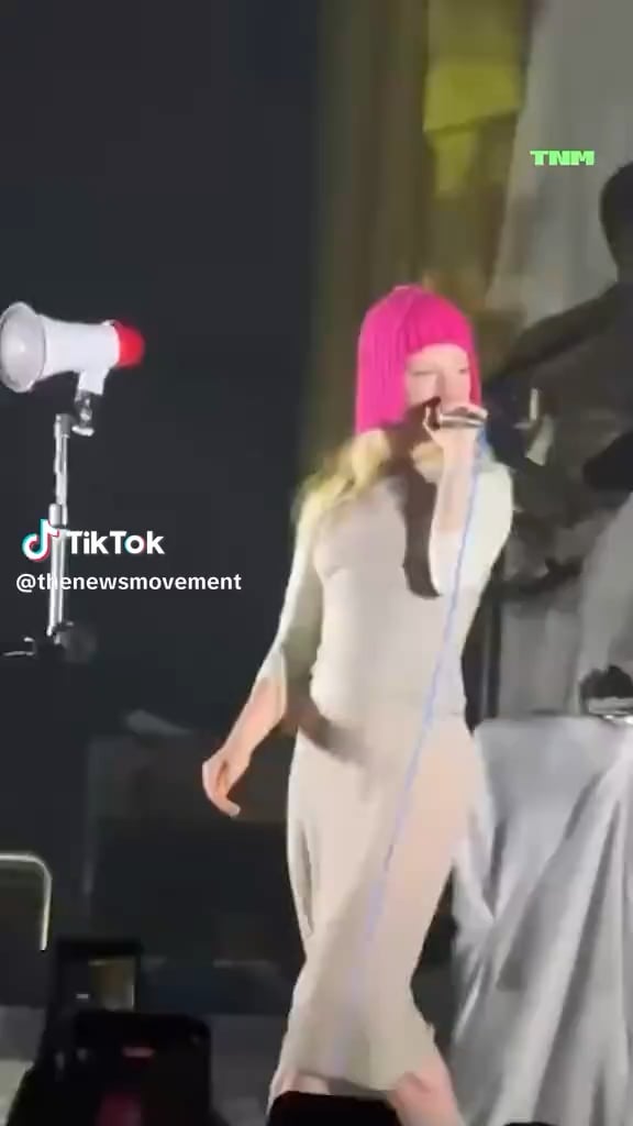 Hayley Williams was loud and clear as she finished her show in Oakland last night “Fuck Ice. And free Palestine.”