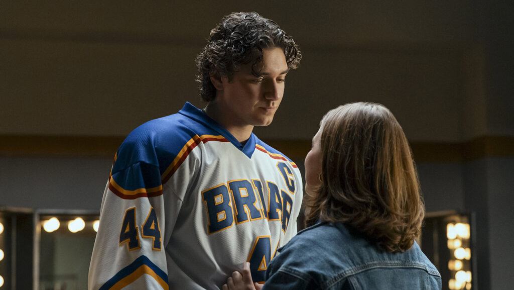 Garrett Graham (Belmont Cameli) and Hannah Wells (Ella Bright) in Off Campus