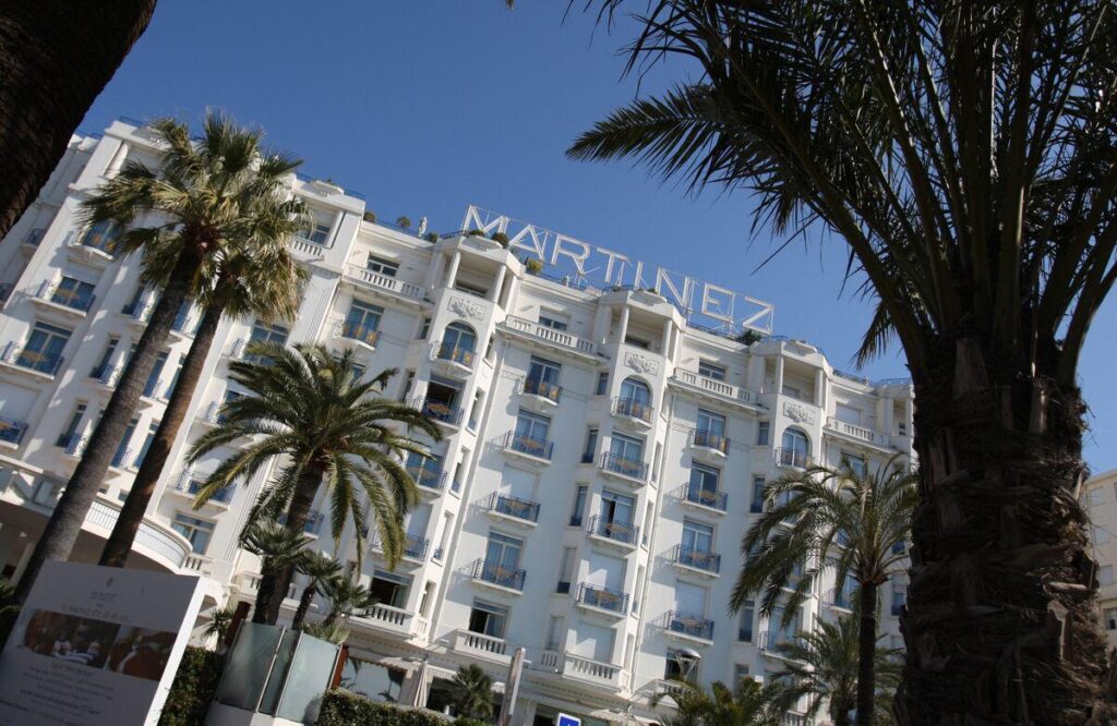 ‘The White Lotus’ Takes Over Cannes, and Even the Rich Can’t Get Rooms