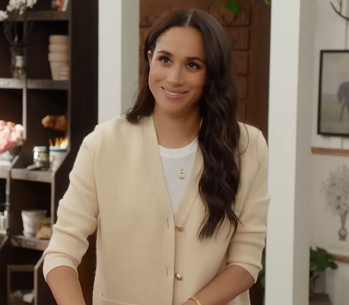 "I'm Confused": Meghan Markle's Disneyland Pics Raise Suspicion After Fans Notice Glaring Contradictions "I'm Confused": Meghan Markle's Disneyland Pics Raise Suspicion After Fans Notice Glaring Contradictions