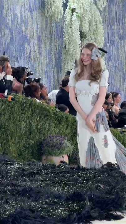 Hunter Schafer stops to admire Alex Consani as they enter the Met Gala 🏳️‍⚧️