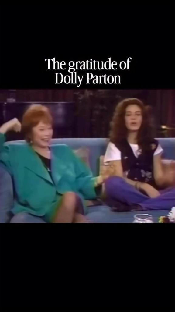 Julia Roberts on the unforgettable lesson in gratitude that she learned from Dolly Parton on the set of their 1989 film Steel Magnolias