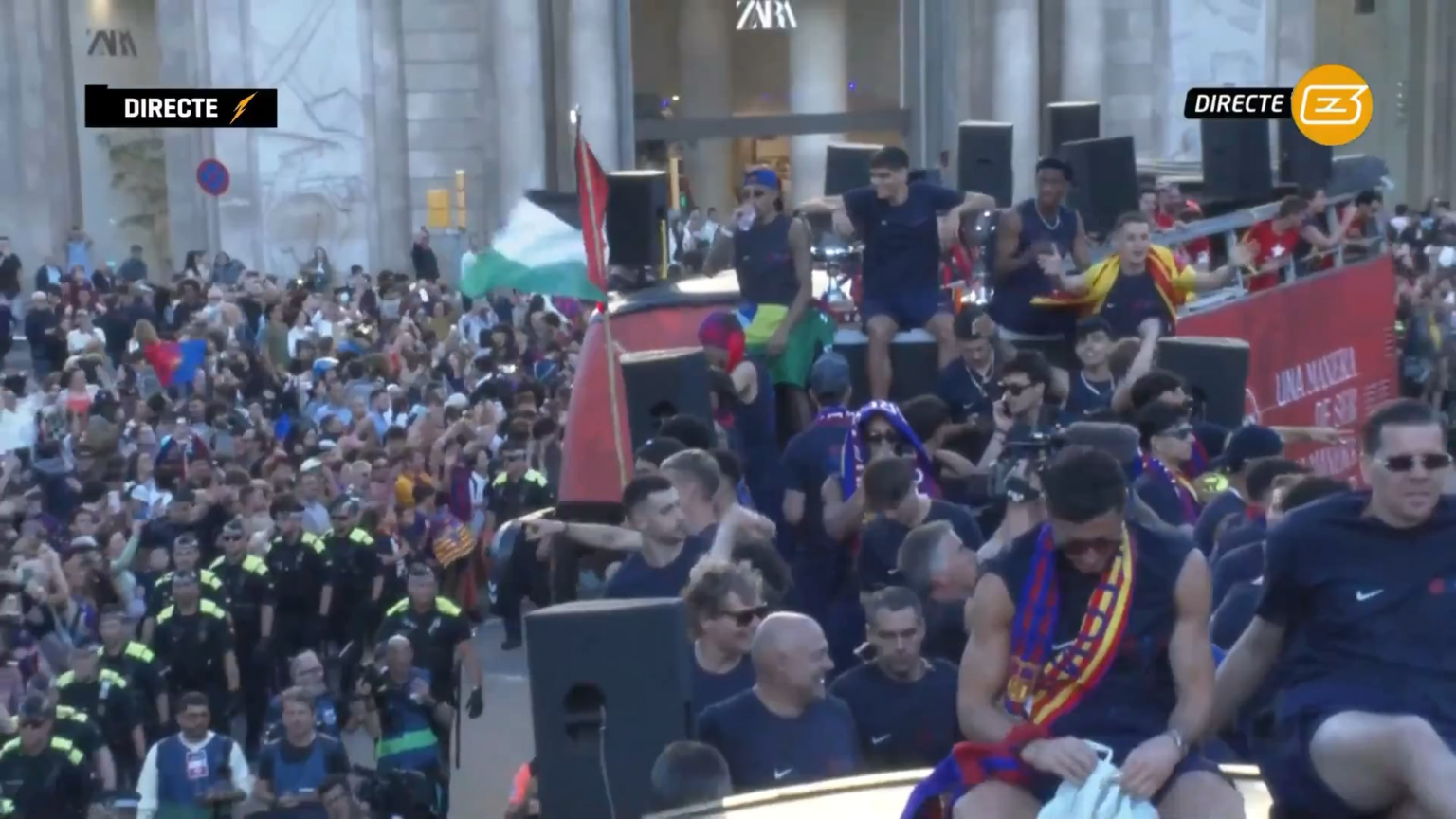 Lamine Yamal raises the Palestinian Flag at Barcelona’s league title parade (11 May 2026)