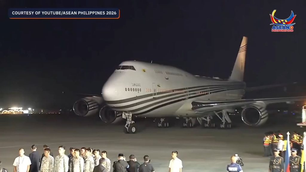 Sultan of Brunei flies his own Boeing 747 to Cebu for ASEAN summit (why are so many royals pilots?)