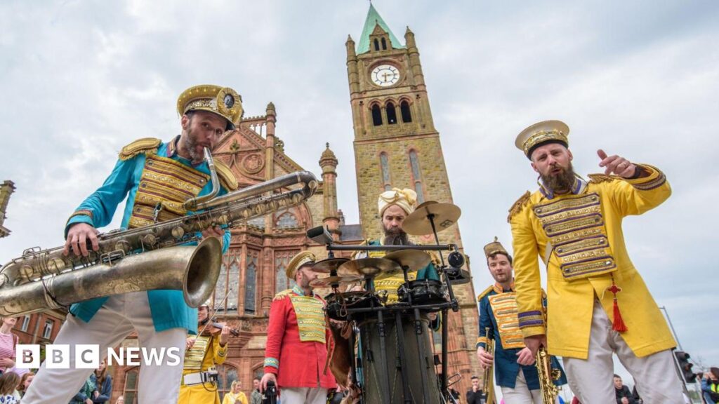 jazz perfomers outside derry's guildhall