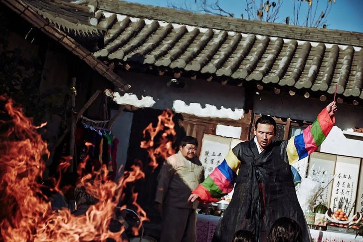 Village shaman Il-gwang, played by Hwang Jung-min, conducts a traditional Korean ritual in this scene from 'The Wailing' (2016). Courtesy of 20th Century Studio Korea