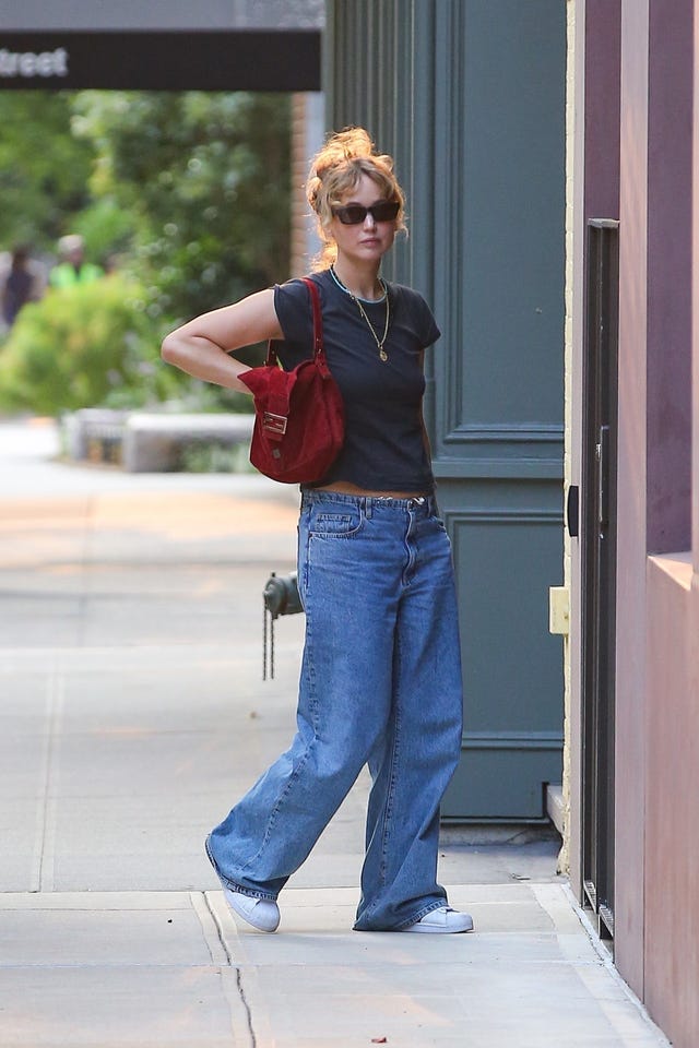 *exclusive* new york, ny jennifer lawrence keeps it stylish, pairing a black t shirt and jeans with a red velvet fendi bag, while she steps out in new york.pictured: jennifer lawrencebackgrid usa 5 september 2025 usa: +1 310 798 9111 / usasales@backgrid.comuk: +44 208 344 2007 / uksales@backgrid.com*uk clients pictures containing childrenplease pixelate face prior to publication*