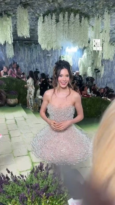 Olympian Eileen Gu’s MetGala dress features 15,000 glass bubbles, took 2,550 hours to make, and blows actual bubbles. Designed by Iris van Herpen