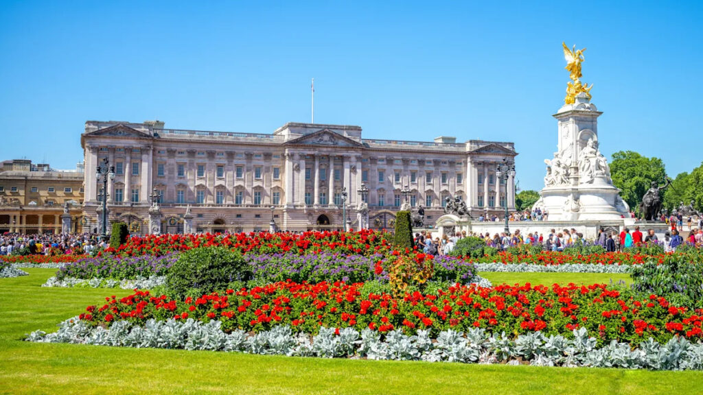 Buckingham Palace: Fascinating facts most tourists never discover There's a secret door behind a mirror: 9 surprising facts about Buckingham Palace most people don't know