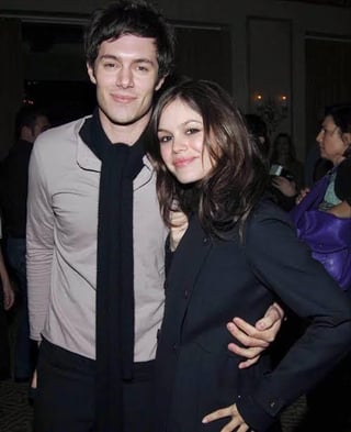 Couple of the mid 00’s Adam Brody and Rachel Bilson, they met on the set of The OC in 2003 their break up coincided with the ending of the show in 2006